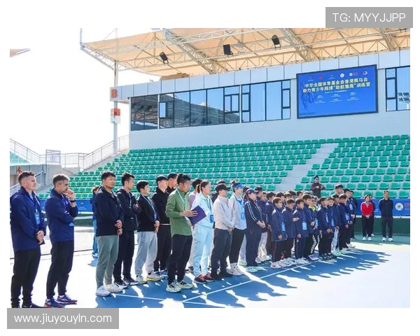 “助航雏鹰”训练营结营 网球小将完成红土“淬炼”